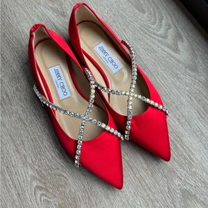 Selling because don’t have the chance to wear it.